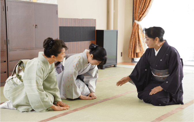 上級に上がると、ご自分で着るだけでなく、人様にきものを着せる事が出来るようになります。日常では教わることのできないマナーもしっかりと学ぶことができます。